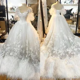 Gorgeous Feather Wedding Suknie 2018 Koronkowe Aplikacje Sheer Krótkie Rękawy Suknie Ślubne Lace Up Powrót Sweep Pociąg Saudyjska Arabska Wedding Vestidos