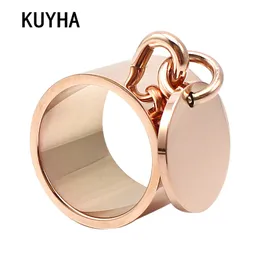 Luxury Rings Femme Inristable Round Tag Charm Mode Smycken 5 färger 15mm breda rostfritt stål anpassningsbar logotyp / namnring