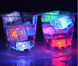 Xmas Present Romantisk LED Is Cubes Fast Slow Flash 7 Färg Auto Changing Crystal Cube För Alla hjärtans dag Party Bröllop Vattenaktiverad Light-Up