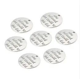 100 Stück/Lot versilberter Legierungsbuchstabe Sie glaubte, dass sie es konnte, also tat sie Charms-Anhänger für Schmuckzubehör, die Entdeckungen machen, 23 mm