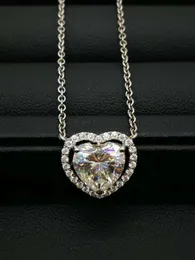 Ny ankomst 9k, 14k, 18k Guld Romantisk Hjärtform Hängsmycke Halsband Heart Cut Moissanite Certified Diamond D / F Färg med ett certifikat