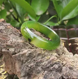 Brauchen männliche und weibliche Modelle natürlichen grünen Achat-Jade-Ring-Fingerring authentische Chalcedon-Pflanzen in dünne Streifen