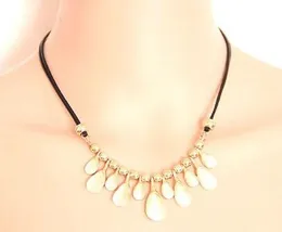 الساخنة الجديدة الأوروبية والأمريكية البوهيمية Cateye Crystal Chain Clavicle Flower Drop Love Love Short Necklace Classic Classic Sens