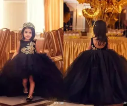 Black Girls Pageant Klänningar med Guld Sequins Appliqued Hög Låg Ärmlös Flower Girl Dress Party Wear Backless Kids Formal Gowns