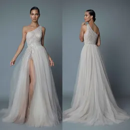 Berta 2019 En axelstrand Bröllopsklänningar Sexiga Lace Appliqued Pärlor En Line Side Split Bridal Gowns Plus Size Vestido de Novia