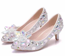 ホットセラー5cmのかかとのキラキラクリスタルシューズの花の靴を持つブライダルラインストーンの結婚式の靴