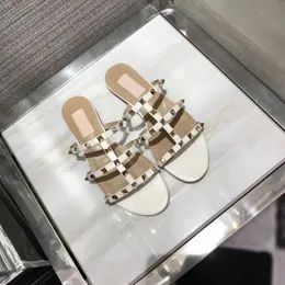 2018女性サンダルシューズパーティーファッションリベット女の子セクシーな尖ったつま先の靴バックルプラットフォームポンプ結婚式の靴