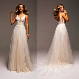A-Line Bröllopsklänningar V-Neck Ärmlös Boho Bridal Gown Sexig Backless Appliqued Lace Crystal Sweep Train Beach Robes de Mariée