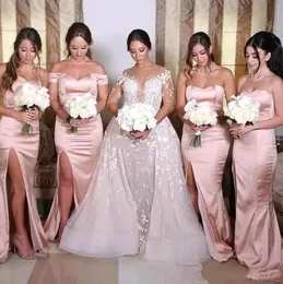 Ny Blush Pink Satin Split Long Bridesmaid Dresses Off the Shoulder Ruched Plus Size Wedding Gästgolvlängd Maid of Honor Gown248a