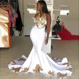 2019 Abiti da sera a sirena bianchi con applicazioni in oro Halter sexy senza maniche Sweep Train Prom Party Ball Gown Vestido Custom Made 401 401