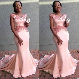 2020 Nya African Pink Bridesmaid Dresses Mermaid Long V Neck Lace Appliques Ärmlös Billiga Satin Sweep Train Wedding Guest Goods