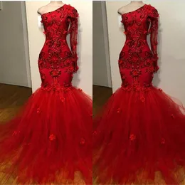 Elegante rote Ballkleider, eine Schulter, lange Ärmel, Meerjungfrau-Abendkleider 2020, Spitzenapplikationen, Perlen, handgefertigte Blumen, Kleid für besondere Anlässe
