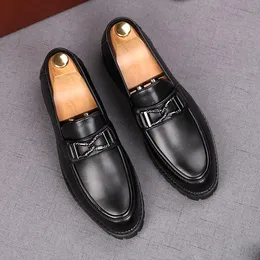 High Men's New Pointed Quality Toe Metal Badge Slip på platt casual Oxford Wedding Groom Shoes Driving Homecoming 99771