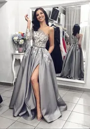 Silver Grey Split Prom Dresses Arabski One Ramię Z Długim Rękawem Koronki Aplikacja Kobiety Formalne Party Wieczorowe Nosić Elegancka Linia Pagewan