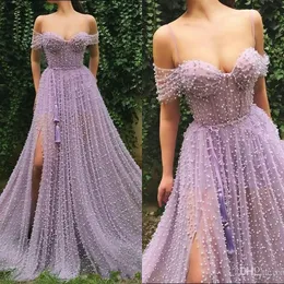 Ny Lilac Sexy Prom Klänningar Av Axel Illusion Tulle Pearls Side Split Sweep Train Se igenom Special Occasion Party Dress Evening Gowns