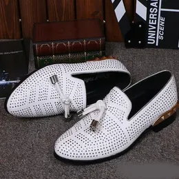 Casual Formal Groomsmen Shoes for Men Black äkta läder Tassel Men Wedding Groom Shoes Gold Metallic Studded Loafers 270V