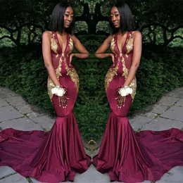 アフリカのセクシーなブルゴーニュのイブニングドレスの深いVネックのノースリーブのウエディングドレス金アップリケマーメイドスタイルスイープトレインカスタムメイドフォーマルガウン