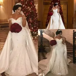 Sexiga sjöjungfru bröllopsklänningar Afrikanska spetsapplikationer Pärlor Overkirts Avtagbart tåg från axeln Plus Size Garden Church Bridal Gowns