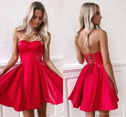 Kısa Homecoming Kırmızı Elbiseler Küçük Straplez Sırtsız Dantel Diz Uzunluğu Saten Mini Kuyruk Partisi Prom Gowns Özel Yapım