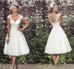 Vintage Koronki Krótkie Suknie Ślubne Czapka Rękaw V Neck Herbata Długość Plaża Garden Suknie Ślubne Frezowanie Backless Vestidos De Novia