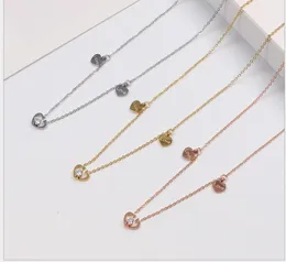 Japan och Sydkorea Diamond Heart Hollow Rose Gold 18K Halsband Färg Guldkrage Kedja Koreansk version Tillbehör Gåva