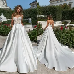 Weiße Satin-Kirchenhochzeitskleider Sexy rückenfreie, transparente V-Ausschnitt-Spitze-Applikationen, lange Brautkleider mit Taschen