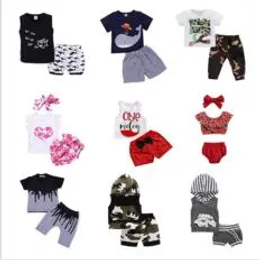 Bebek Kız Giysileri Çocuk Çiçek Püskül Kıyafetler Erkek Yaz Camo Giyim Setleri Takım Karikatür Gömlek Tulum Yay Şort Pantolon Bantlar Takım E224