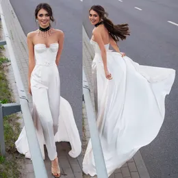 Strandvita jumpsuits bröllopsklänningar älskling satin brudklänningar med löstagbar tåg vestido de novia