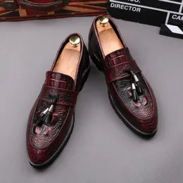 2021 Bröllopsskor Mens Klänning Skor Krokodilmönster Spiked Loafers Män Lyxskor Mens Loafers 266