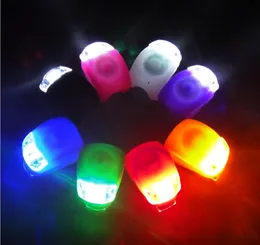 Lampada da ciclismo per bicicletta Testa di bici in silicone Ruota anteriore anteriore LED Flash Lampada per bicicletta 8 colori Include la batteria