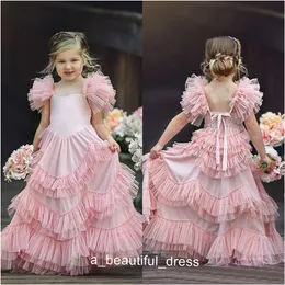 Blumen-Mädchen-Kleider für Hochzeiten Jewel Ausschnitt Pink Applikationen Bogen Tiered Sweep Zug-Schmetterlings-Geburtstags-Kind-Mädchen-Festzug-Kleid FG1312