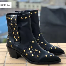 2019 Nowe Kobiety Botki Block Heel Point Toe Buty Kobiety Spike Stud Boots Ladies Party Shoes Black Leather Botki Zachodnie