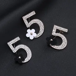Moda número 5 pequena flor broche full strass broche mulheres jóias designer alfinetes para senhoras ouro e prata atacado