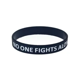 1 Stück No One Fights Alone Cancer Awareness Silikonkautschuk-Armbänder Motivierender Logo-Schmuck Erwachsene Größe Schwarz
