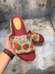 Tasarımcı-Yüksek Kalite Lüks Womens Yaz Kauçuk Sandalet Plaj Slide Moda çizikleri Terlik Kapalı Ayakkabı