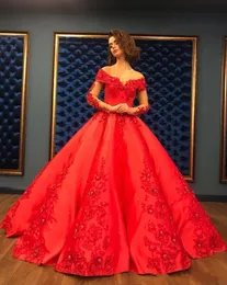 تصميم جديد Quinceanera Ball Dresses قبالة الكتف الدانتيل ثلاثي الأبعاد الأكمام Cap حلوة 16 طابق الطول حفلة موسيقية في الظهر