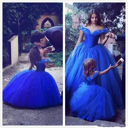 Royal Blue Princess Off Shoulder Flower Girls Dresses Mor och Dotter Ball Gown Prom Klänningar Tulle Girls Pageant Klänning Anpassning