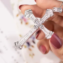 Ny 925 Silver Exquisite Bible Jesus Cross Pendant Halsband för kvinnor Män Crucifix Charm Simulerade Platinum Diamond Jewelry N030