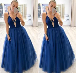 Deep V-Neck Arabic Prom Klänningar Ärmlös Golvlängd Royal Blue Celebrity Evening Party Gowns Customized Robes de Soirée