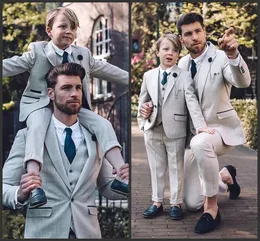 2020 Handsome Mens Groom Tuxedos Passar One Button Plaid Bröllop Mäns Passar Peaked Lapel Fit Best Man Suit Custom Made Tre Piece