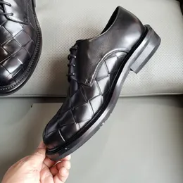 Hot Sale Luxury Designer Mens Skor Flätad Toppkvalitetstyp Skodlar för Klänning Bröllop Formell Flats Rund Toe Lacing Party Shoes