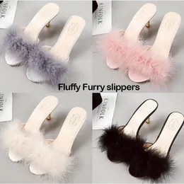 Votoda Women's Fluffy Hairy Middle Heels tofflor Kvinnliga Mode Utomhus Faux Fur Slides Party Nightclub Non-Slip Plush Slides