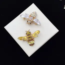 Ny Ankomst Bling Bling Rhinestone Bee Brosch Kvinnor Insect Bee Brosch för Presentfest Berömda Smycken Tillbehör