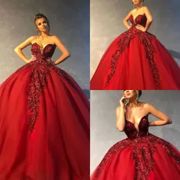 2019 Red Ball Gown Quinceanera Klänningar Sweetheart Lace Appliqued Prom Kappor Sequins Puffy Tulle Sweet 16 Klänning Formell Aftonklänning