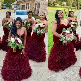 Afrikansk Burgundy Velvet Country Bridesmaids Klänningar Mermaid Billiga Sweetheart Ärmlös Backless Ruffle Golvlängd Bröllop Gästklänningar