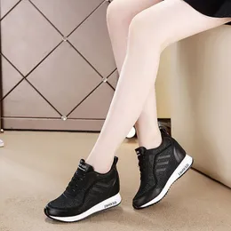 Vendita calda: scarpe di alta qualità primaverili e in mesh, moda sportiva casual, pendenza con vento con scarpe singole di altezza maggiorata