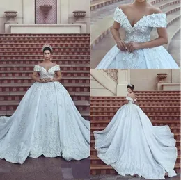 2024 Nowa luksusowa suknia balowa sukienki ślubne Off ramion koronkowe ręce Made Flowers Applique z koralikami otwartymi tylnymi Kaplicy Strażonki małej sukienki 403