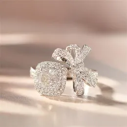 Choucong Nuovi gioielli di lusso in oro bianco 18 carati Riempimento a forma di cuscino Topazio bianco Pietre preziose con diamanti CZ Eternità Anello da donna con fascia da sposa