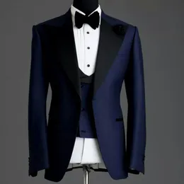 Custom Made Navy Blue Groom Tuxedos Peak Lapel Groomsmen Mężczyzna Suknia Ślubna Popularna Kurtka Mężczyzna Blazer 3 Piece Suit (Kurtka + Spodnie + Kamizelka + Krawat) 826