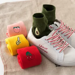 2021 bomullsstrumpor unisex män kvinnor broderi frukter avokado banan ananas socka söt solid frukt heap hosieri